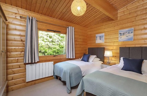 Winchester Cabina | 2 bedroom,5 star, award winning log cabin with luxurious hot tub (sleeps 4)