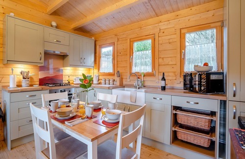 Ammanford Cabaña | 2 bedroom accommodation in Garnant Ammanford