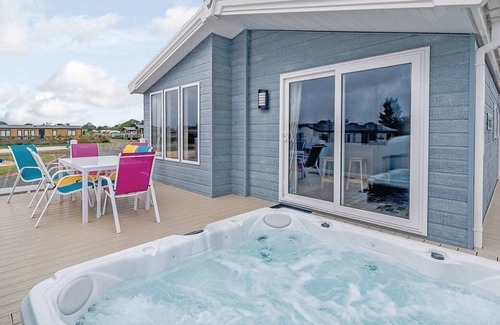 Clyst St Mary Cabina | 2 bedroom accommodation in Clyst St Mary, Nr Exeter