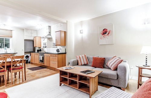 Penrith Cabaña | A spacious ground floor apartment with open plan living space, two bedrooms and lovely views.