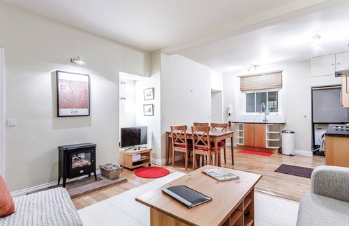Penrith Cabaña | A spacious ground floor apartment with open plan living space, two bedrooms and lovely views.