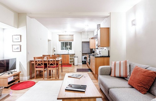 Penrith Cabaña | A spacious ground floor apartment with open plan living space, two bedrooms and lovely views.