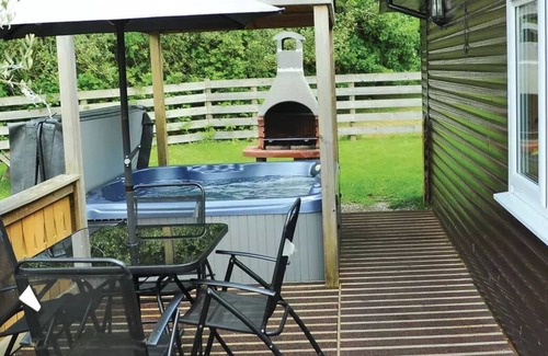 Ystradgynlais Cabina | 2 bedroom accommodation in Brecon Beacons National Park, Powys