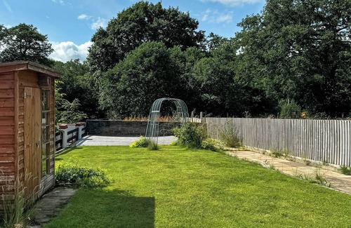Seven Sisters Cabaña | 2 bedroom accommodation in Seven Sisters Neath, near Swansea