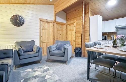 Edwinstowe Cabina | 2 bedroom accommodation in Sherwood Forest, Rufford