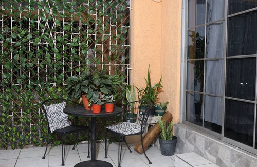 Kingston Apartamento | 2-bedroom apartment in delightful Kingston with AC, fitness room