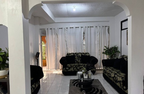 Kingston Apartamento | 2-bedroom apartment in delightful Kingston with AC, fitness room