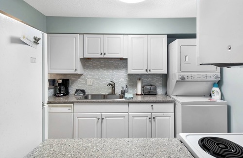 Demere Park Condominio | 2 Bedroom, beautifully decorated condo, St. Simons Island, heated pool