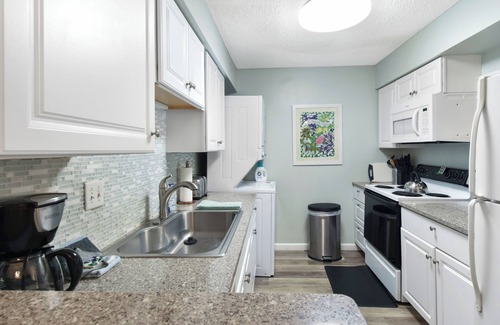 Demere Park Condominio | 2 Bedroom, beautifully decorated condo, St. Simons Island, heated pool