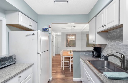 Demere Park Condominio | 2 Bedroom, beautifully decorated condo, St. Simons Island, heated pool