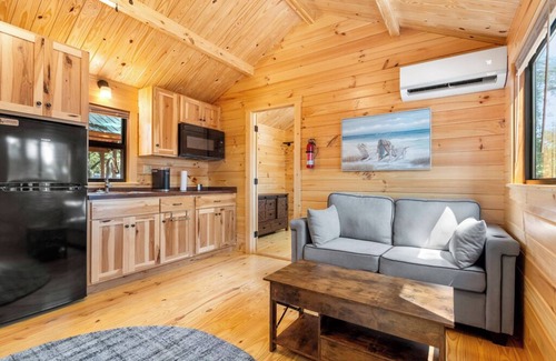 Thonotosassa Cabina | 2 Bedroom Cabin - Happy Travelers RV Resort