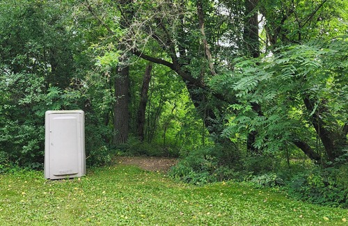 Wisconsin Dells Alquiler De RV | 2-bedroom camper w Br/Ac + access to Happy Place Fish Farm utilities/recreation.