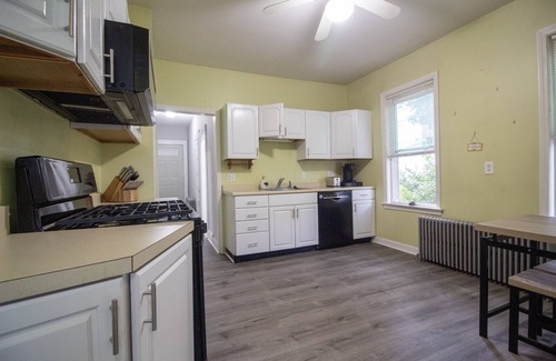 Brighton Apartamento | 2 bedroom condo close to Boston and Cambridge with free parking
