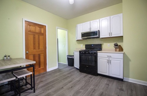 Brighton Apartamento | 2 bedroom condo close to Boston and Cambridge with free parking