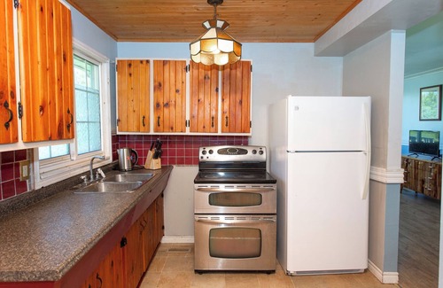 Kawartha Lakes Casa | 2-Bedroom Cottage Steps from Sandy Beach for fishing, boating, and Firepits