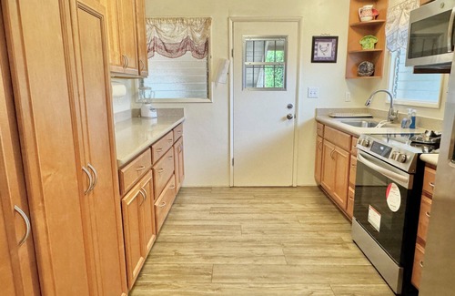 Ewa Cabaña | 2-bedroom cottage, steps from the ocean, AC, parking