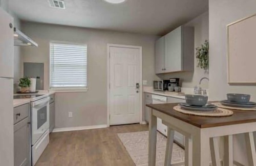 Edmond Casa | 2-Bedroom Cottage w/ KING bed