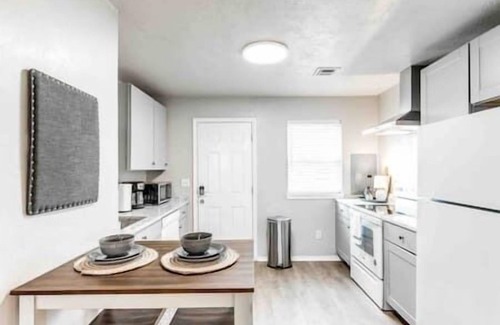Edmond Casa | 2-Bedroom Cottage w/ KING bed