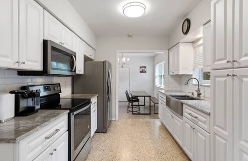 North Miami Casa | 2 Bedroom Cozy House Near Barry University