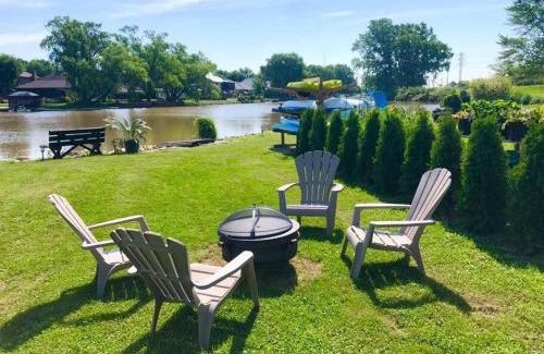 Lakeshore Casa | 2 bedroom Getaway on the River/close to marina