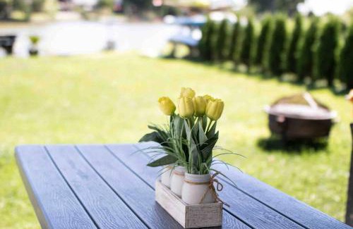 Lakeshore Casa | 2 bedroom Getaway on the River/close to marina