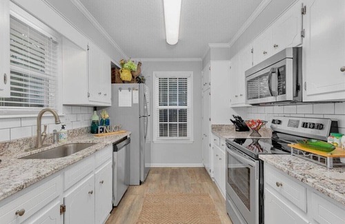 National Hills Casa | 2-bedroom home with 1.5 bathrooms and fully fenced backyard. The sleeping arrangements are 1 king bed and 1 queen bed.