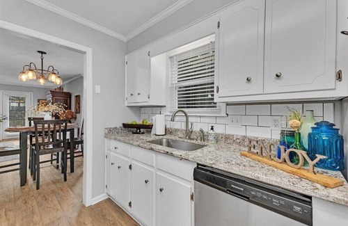 National Hills Casa | 2-bedroom home with 1.5 bathrooms and fully fenced backyard. The sleeping arrangements are 1 king bed and 1 queen bed.