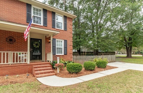 National Hills Casa | 2-bedroom home with 1.5 bathrooms and fully fenced backyard. The sleeping arrangements are 1 king bed and 1 queen bed.