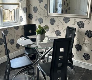 Liverpool Casa | 2 bedroom house close to city centre with gated driveway