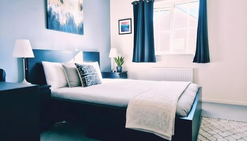 Stoke Gifford Casa | 2 Bedroom House, Park on Doorstep, Families and Contractors Friendly, Near Parkway Station