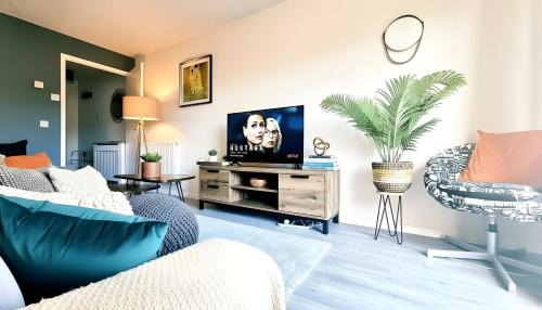 Stoke Gifford Casa | 2 Bedroom House, Park on Doorstep, Families and Contractors Friendly, Near Parkway Station