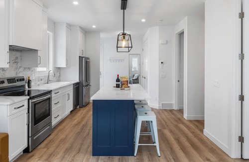 Inglewood Apartamento | 2 bedroom Inglewood home with backyard. 12 minute walk to Stampede/Saddledome