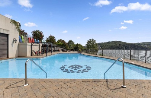 Ridgedale Casa | Deluxe 2 Bedroom Villa Lakefront