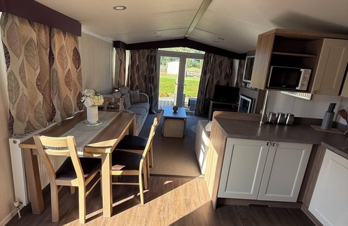 Freckleton Cabina | 2 bedroom lodge in Warton with hot tub