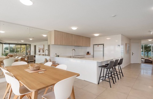 Buddina Apartamento | 2 bedroom luxurious apartment surrounded by the ocean with pool beach views