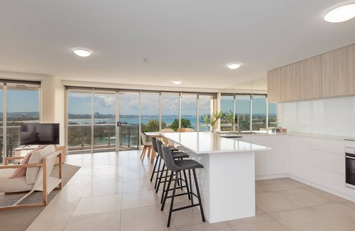 Buddina Apartamento | 2 bedroom luxurious apartment surrounded by the ocean with pool beach views