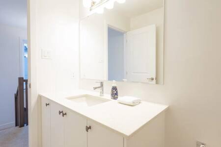 Leitrim Casa | 2 Bedroom Modern Home & Close to Airport Downtown