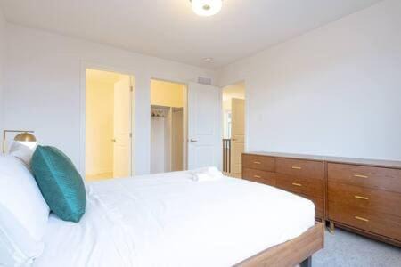 Leitrim Casa | 2 Bedroom Modern Home & Close to Airport Downtown