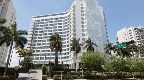 West Avenue Apartamento | 2 Bedroom Mondrian Hotel W Pool, Bay Balcony