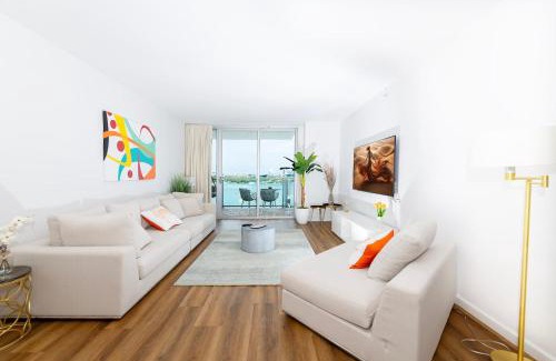 West Avenue Apartamento | 2 Bedroom Mondrian Hotel W Pool, Bay Balcony