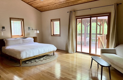 Crumpler Cabina | 2 bedroom pet friendly cabin near hiking and the new river