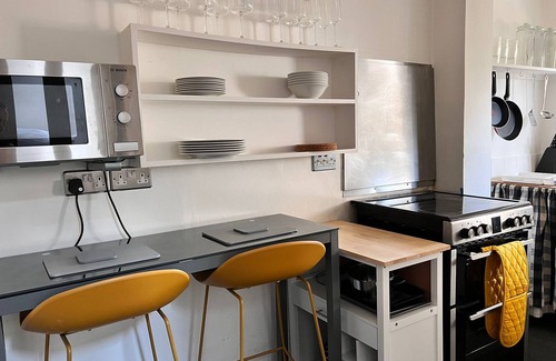 Cambridge Casa | 2 bedroom Quirky House in Cambridge with garden and parking