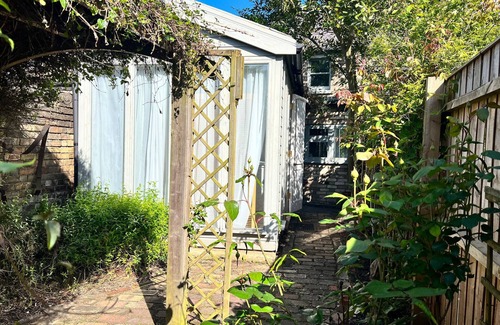 Cambridge Casa | 2 bedroom Quirky House in Cambridge with garden and parking