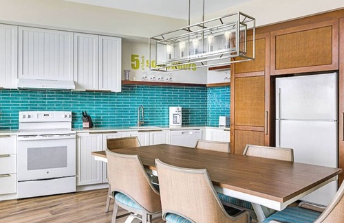 Downtown Atlanta Complejo | 2-bedroom resort room at Margaritaville Atlanta. Walk to Mercedes Benz Stadium.