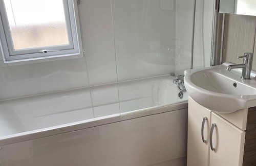 Newton Cabina | 2 Bedroom Sea Front Lodge (Honeysuckle 95, Trecco Bay)