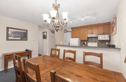 Whistler Village Apartamento | 2 bedroom suite @ the Tantalus Lodge w/ 24HR Front Desk & free parking for 1 car