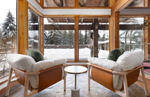 Whistler Village Apartamento | 2 bedroom suite @ the Tantalus Lodge w/ 24HR Front Desk & free parking for 1 car