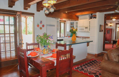 Taos Casa | La Posada de Taos 2 BR, 2 cuadras a pie de Plaza, encanto auténtico y vistas de la cubierta