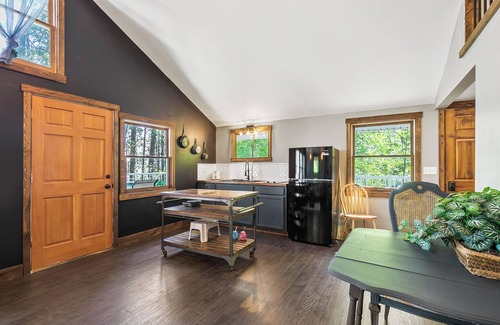 Wellpinit Cabina | 2-Bedroom w/ a loft Secluded Cabin on Serene Lake Roosevelt with AC