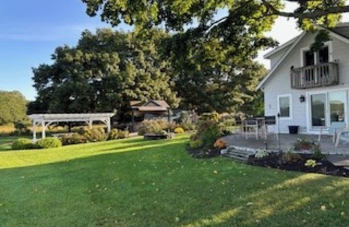 North Kingstown Cabaña | 2 bedroom Water Front Cottage.